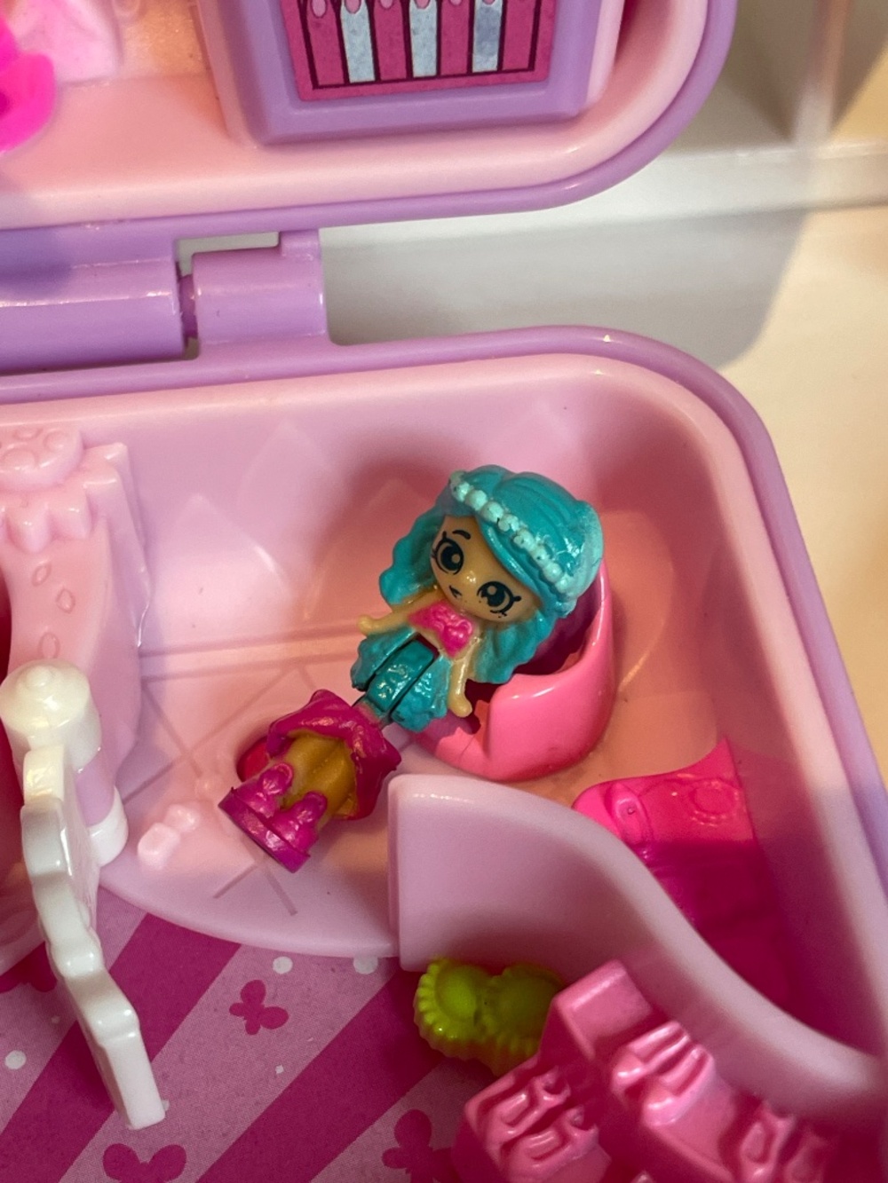 Shopkins Lil Secrets Mini Locket Playsets - Picture 4 of 10